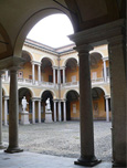 un cortile dell'università di Pavia